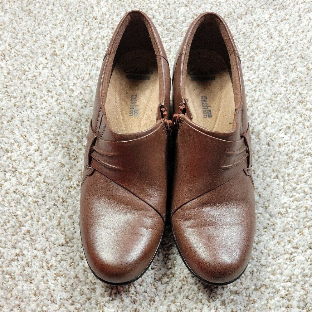 Clarks Womens Brown Ankle Shoes Heel Clogs Size 8.5 Zip